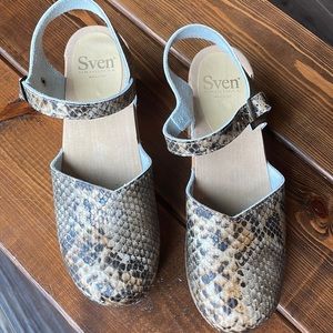 Sven Original Mary Jane Wooden Clogs in Snakeskin print size 40